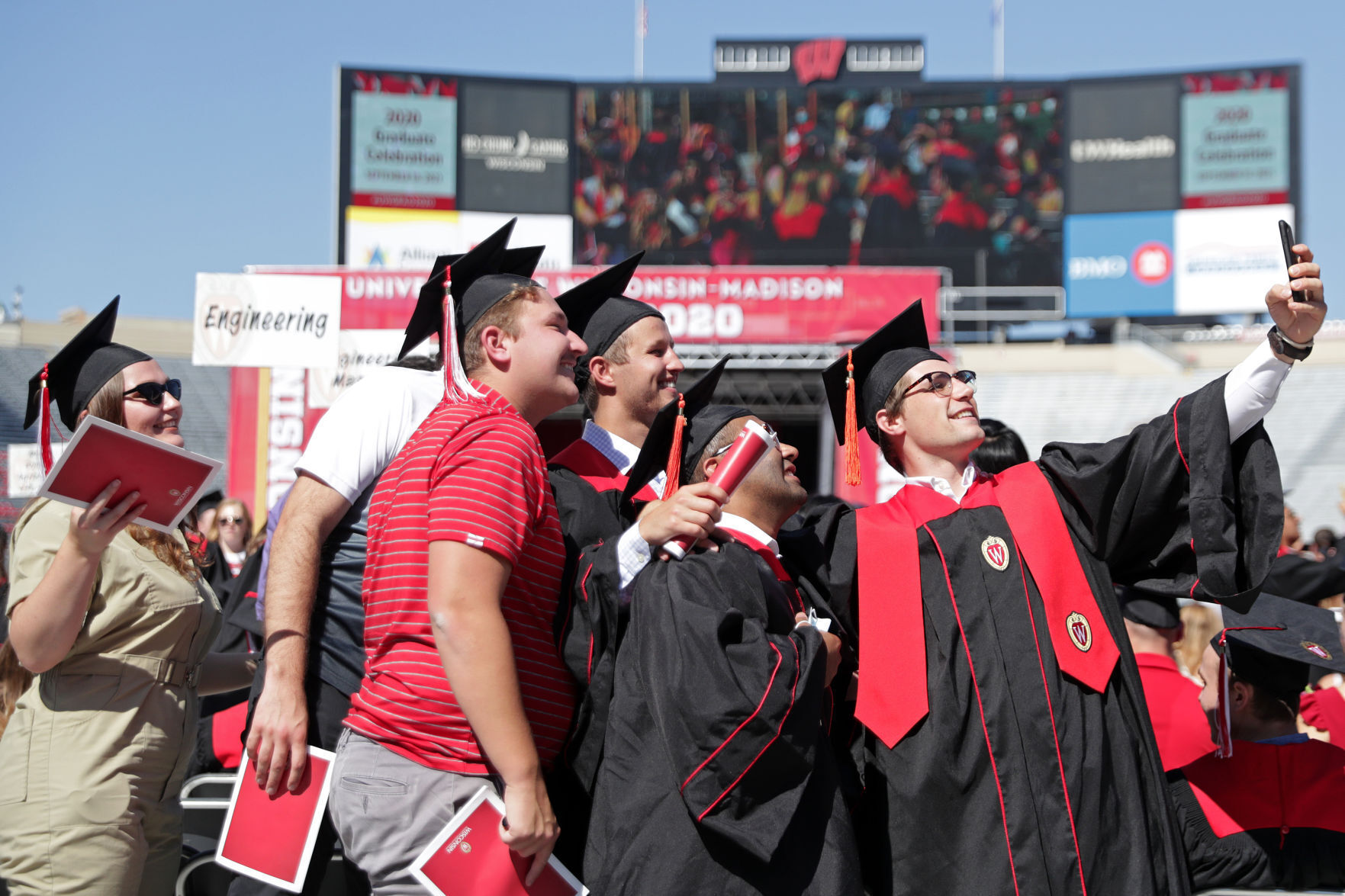 091821_uwgradcelebration_04-09182021165827